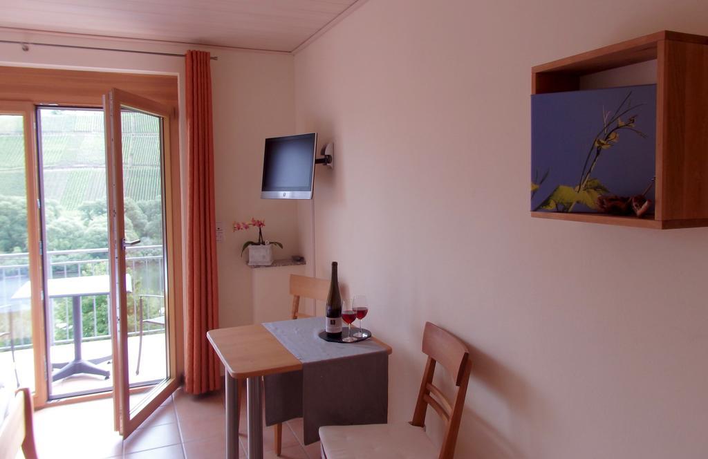 Gastehaus Weingut Arns Bed & Breakfast Reil Exterior photo