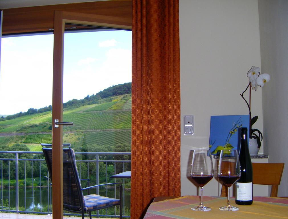 Gastehaus Weingut Arns Bed & Breakfast Reil Exterior photo